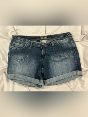EUC - Junior’s Decree Dark Wash Denim Cuffed Shorts - Size 19